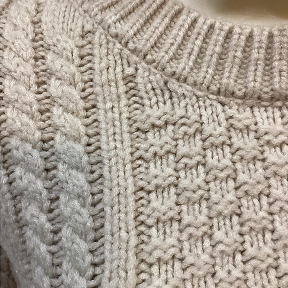 PRE-OWNED SIZE XS OVERSIZED Blank NYC Cream Cable Knit Cold Shoulder Sweater - Picture 10 of 11